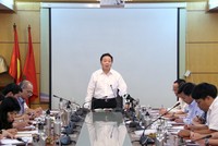 Bộ trưởng Trần Hồng Hà chủ trì cuộc họp với các Bộ, ngành và các Hiệp hội về vấn đề rà soát, điều chỉnh phế liệu nhập khẩu. Ảnh: VGP/Thu Cúc.