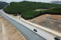 Đường cao tốc Hạ Long - Vân Đồn sẽ nối tiếp với đường cao tốc Vân Đồn - Móng Cái trong tương lai. Ảnh Đỗ Phương.