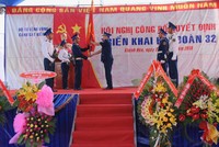 Thiếu tướng Lê Xuân Thanh trao trao Quân kỳ Quyết thắng cho Hải đoàn 32. Ảnh CSB.