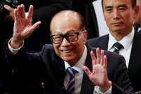 Lý Gia Thành được coi là biểu tượng của nền kinh tế Hong Kong về sự vươn lên làm giàu từ hai bàn tay trắng. Ảnh: Reuters.