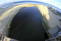 Cửa xả Mỹ An (quận Ngũ Hành Sơn) thường xuyên xảy ra tình trạng nước thải tràn ra biển. Ảnh: Nguyễn Đông.