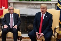 Tổng thống Mỹ Donald Trump với Chủ tịch Ủy ban châu Âu Jean-Claude Juncker tại Nhà Trắng. (Nguồn: AFP).