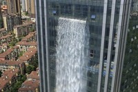 Thác nước nhân tạo cao 108m đang xả nước. (Nguồn: Hongkong Financial).