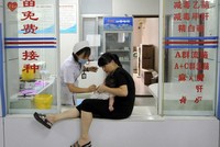 Bê bối vắc-xin kém chất lượng khiến nhiều phụ huynh Trung Quốc lo sợ. Ảnh: AP.