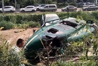 Chiếc trực thăng bị hư hại sau khi rơi xuống bãi đậu xe ở Bắc Kinh. Ảnh: Weibo.