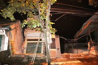 Nhiều nhà dân đã bị sạt lở, trượt xuống sông Đà tại thành phố Hòa Bình tối 30/7.