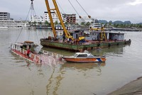 Chủ tàu cùng lực lượng chức năng đang trục vớt con tàu bị chìm (ảnh CTV).