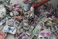 Tiền âm phủ, tiền giả, phế liệu và tiền từ các nước khác khiến một công ty xe buýt tại Vân Nam thiệt hại gần 300 triệu đồng trong quý qua. (Nguồn: Yunnan.cn).