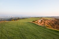 Miếng đất nằm trên đỉnh đồi này có tên Mountain of Beverly Hills. Ảnh: NYT.