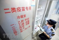 Nhân viên thực thi pháp luật thuộc Cơ quan quản lý và giám sát thị trường kiểm tra việc cung ứng vắc-xin tại Dung An, khu tự trị dân tộc Choang Quảng Tây, Trung Quốc ngày 23/7 vừa qua. (Ảnh: EPA/TTXVN).