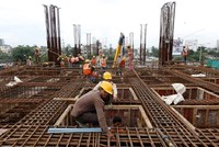 Công nhân làm việc tại một dự án đường sắt ở Ấn Độ. Ảnh: Reuters.