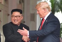 Tổng thống Trump bắt tay ông Kim Jong-un tại thượng đỉnh ở Singapore (Ảnh: Reuters).