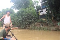 22 nhà dân nằm dọc bờ sông trong diện sạt lở. Ảnh: Kế Kiên.