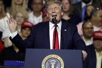 Tổng thống Mỹ Donald Trump trong cuộc vận động chính trị hôm 31/7 tại thành phố Tampa, bang Florida, Mỹ. Ảnh: AP.