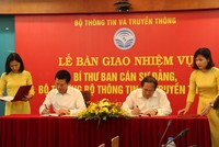 Đồng chí Trương Minh Tuấn và đồng chí Nguyễn Mạnh Hùng ký Biên bản bàn giao. Ảnh Bộ TT&TT.