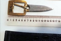 Dây thắt lưng được chế tác thành dao găm bị an ninh hàng không thu giữ. Ảnh: Hữu Nguyên.