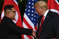 Tổng thống Trump bắt tay nhà lãnh đạo Kim Jong-un tại hội nghị thượng đỉnh ở Singapore (Ảnh: Reuters).
