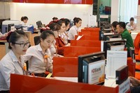 Giao dịch quầy ở một ngân hàng tại TP HCM. Ảnh: Anh Tú.