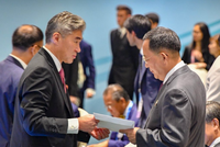 Đại sứ Sung Kim (trái) trao thư của Tổng thống Trump cho Ngoại trưởng Ri Yong-ho. (Ảnh: Mike Pompeo Twitter).