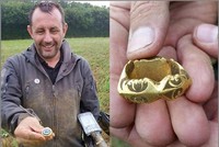 Ông Jason Massey cùng chiếc máy dò kim loại và chiếc nhẫn vàng ông tìm được. (Nguồn: Hatnews).