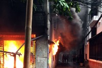 Căn nhà bốc cháy ngùn ngụt trong cơn mưa. Ảnh: Tin Tin.