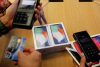 Khách hàng mua iPhone X tại một Apple Store ở Bắc Kinh. Ảnh: Reuters.