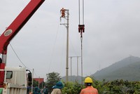 PC Phú Thọ dồn toàn lực khắc phục hậu quả sự cố lưới điện sau mưa lũ. VGP Toàn Thắng.