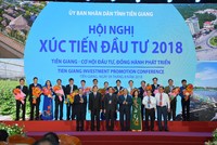 Thủ tướng Nguyễn Xuân Phúc và lãnh đạo tỉnh Tiền Giang chúc mừng, tặng hoa cảm ơn các DN đã đồng hành và có những đóng góp cho công tác an sinh xã hội tỉnh Tiền Giang.