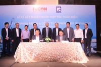 Ông Phan Khắc Long, Chủ tịch Công ty cổ phần Đầu tư Phan Vũ (bên trái) và ông Phạm Việt Khoa, Chủ tịch HĐQT Công ty cổ phần FECON (bên phải) cùng đặt bút ký kết thỏa thuận hợp tác toàn diện giữa hai doanh nghiệp.
