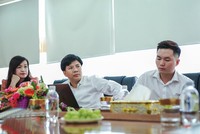 Cuộc thẩm định đầu tư giữa Shark Nguyễn Ngọc Thủy, Chủ tịch Egroup (giữa) và start-up Soya Garden.