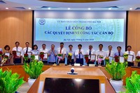 Chủ tịch TP. Hà Nội Nguyễn Đức Chung trao quyết định cho các nhân sự vừa được bổ nhiệm. Ảnh: KTĐT.