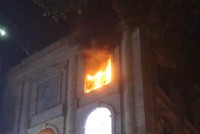 TP.HCM: Cháy bảng hiệu Trung tâm thương mại Diamond Plaza, người dân náo loạn