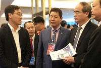 Bí thư Thành ủy TP HCM Nguyễn Thiện Nhân (thứ hai, bên phải) nói chuyện với các nhà sáng tạo trẻ về đề án thành phố thông minh. Ảnh: Tuyết Nguyễn.