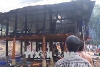 Căn nhà sàn vừa mới xây dựng xong đã cháy rụi.
