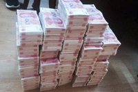 Số tiền giả trị giá 2,5 triệu Nhân dân tệ được cảnh sát thu giữ tại nhà hai cha con. (Nguồn: SCMP).