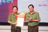 Thay mặt lãnh đạo Bộ Công an, Phó Cục trưởng Cục Tổ chức cán bộ Phạm Hữu Thao trao quyết định cho Thiếu tướng Mai Văn Hà. Ảnh CAND.