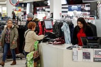 Một khách hàng đang thanh toán tại trung tâm thương mại ở Illinois (Mỹ). Ảnh: Reuters.