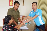 Bà Bê nhận lại tài sản từ nhà chức trách. Ảnh: Đ.H.