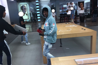 Hai trong số những tên cướp được ghi lại, ảnh do cảnh sát Roseville Galleria cung cấp.