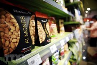 Hạnh nhân đóng gói nhập khẩu từ Mỹ được bày bán tại một siêu thị ở Bắc Kinh, Trung Quốc ngày 5/7. (Nguồn: EPA/TTXVN).