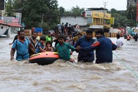 Các tình nguyện viên và lực lượng cứu hộ hôm giúp sơ tán người dân khỏi khu vực ngập lụt ở quận Ernakulam, bang Kerala, Ấn Độ hôm 17/8. Ảnh: AFP. 