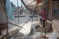 Nhà điều hành công trình bị sập. Ảnh: Gia Chính.