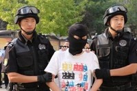 Một nghi phạm bị cảnh sát Trung Quốc bắt giữ hôm 15/8. Ảnh: HSW.