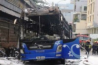 Xe khách bị cháy rụi phần trên. Ảnh: Sơn Hòa.