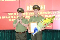Thứ trưởng Bùi Văn Nam trao quyết định và chúc mừng Thiếu tướng Nguyễn Văn Chính. Ảnh CAND.
