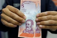 Đồng 5 Bolivar mới của Venezuela. Ảnh: Reuters.