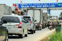 Trạm BOT Bến Lức trong ngày đầu thu phí hồi tháng 6. Ảnh: Hoàng Nam..