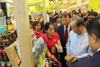 Ông Sontirat Sontijirawong - Bộ trưởng Thương mại Thái Lan (Áo xanh dương) và ông Đỗ Thắng Hải - Thứ trưởng Công thương Việt Nam (đeo cravat) tham quan một gian hàng chiều ngày 22/8.