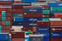 Container tại một cảng biển tại Thượng Hải (Trung Quốc). Ảnh: Reuters.