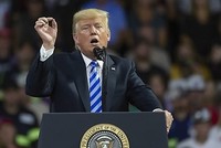 Tổng thống Mỹ Donald Trump phát biểu trước những người ủng hộ ở Charleston, bang Tây Virginia, tối 21/8. Ảnh: Yonhap.